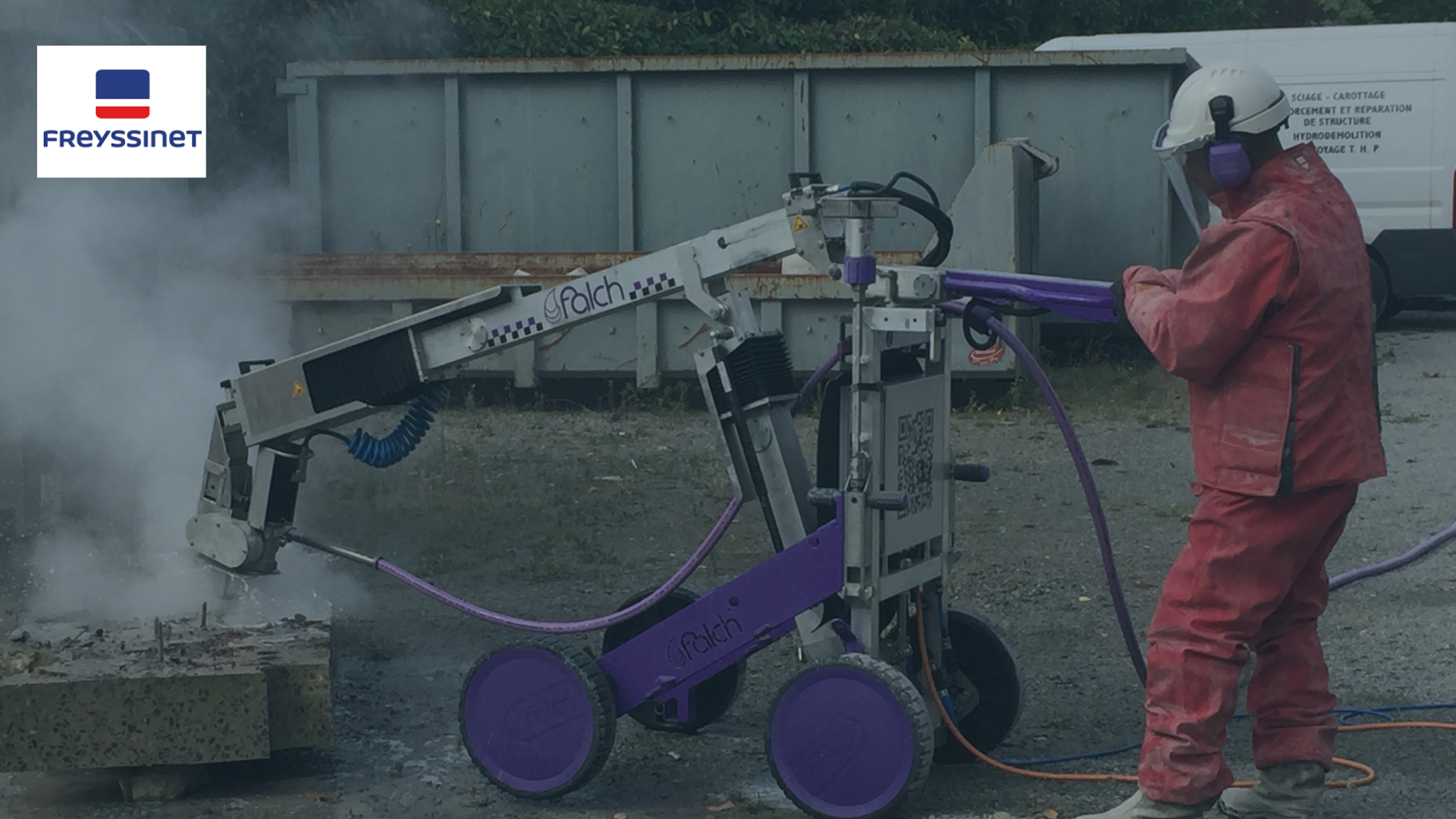 Robot d'hydrodémolition ultra-haute pression pour décapage de béton armé.